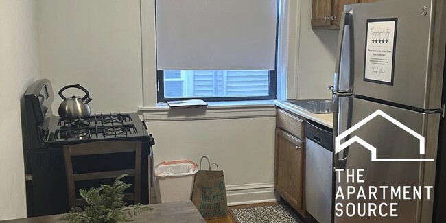 Building Photo - 1913 W Larchmont Ave Unit 1B