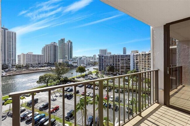 Building Photo - 800 Parkview Dr Rental