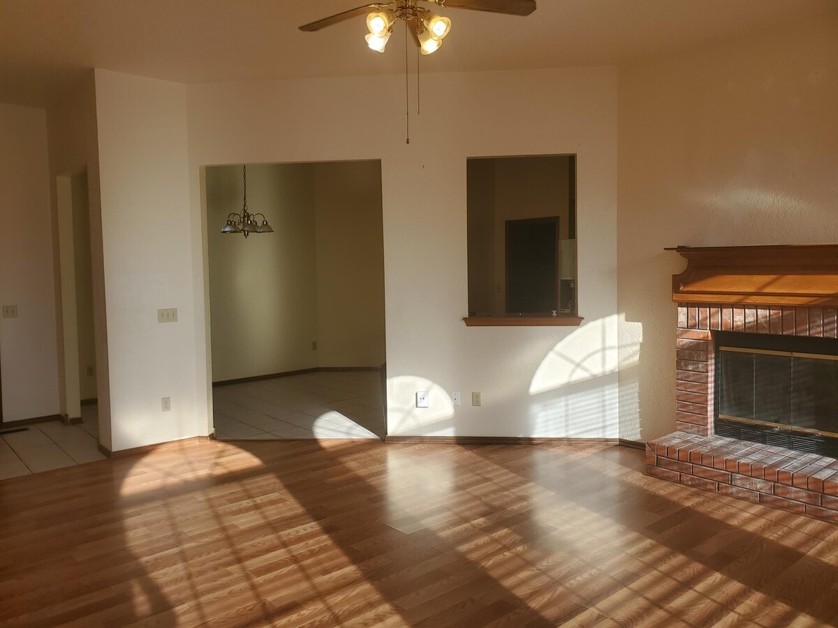 Photo - 1512 Louis Scott St