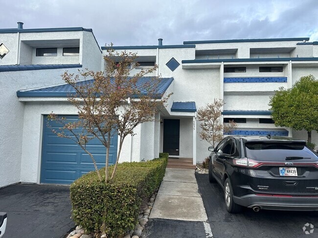 Building Photo - Well maintained Harbor Bay townhome. 2 bed...