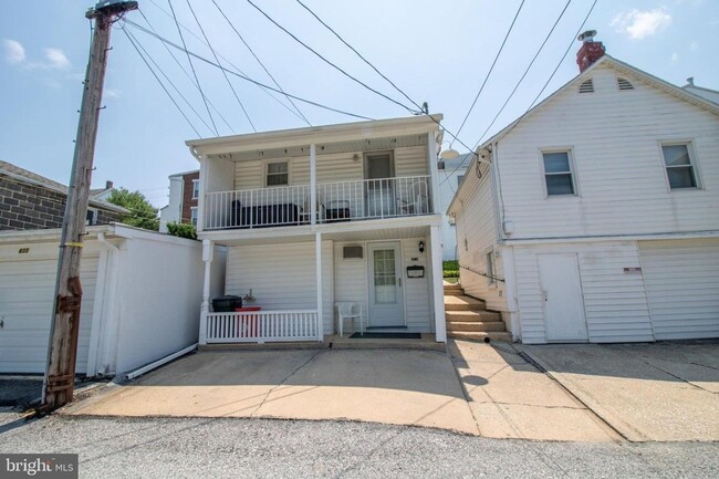 Building Photo - 607 W Broadway Unit Rear bottom #2R