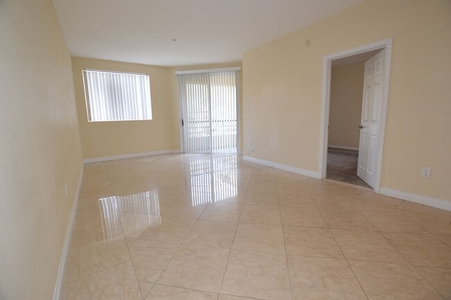 Photo - Meridian - Unfurnished 2 Bdrm / 2 Ba Condo - 1 1/2 Blocks off the Strip