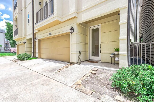 Building Photo - 2118 Genesee St Rental