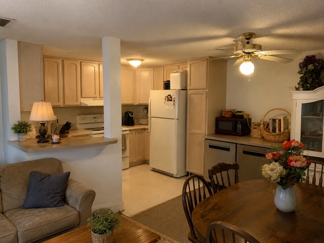 Photo - 628 Jocelyn Dr