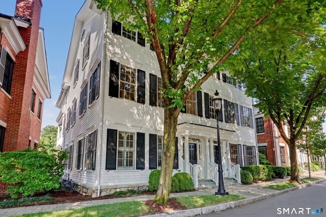 Building Photo - 16 Elmwood Drive Unit 16