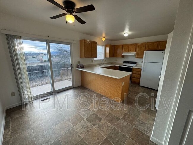 Building Photo - 498-498 W Bellflower Dr