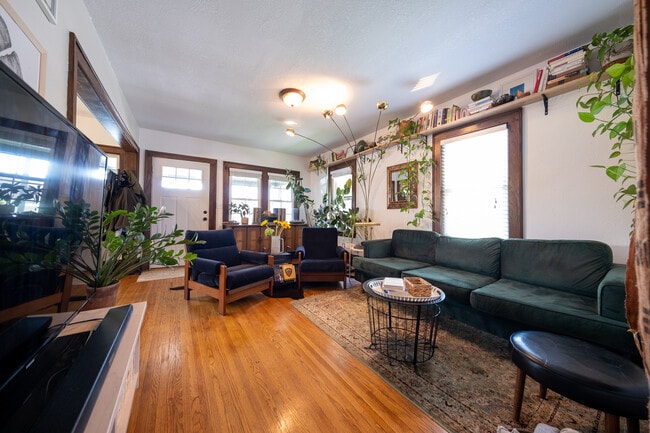 Photo - 817 Central Ave W