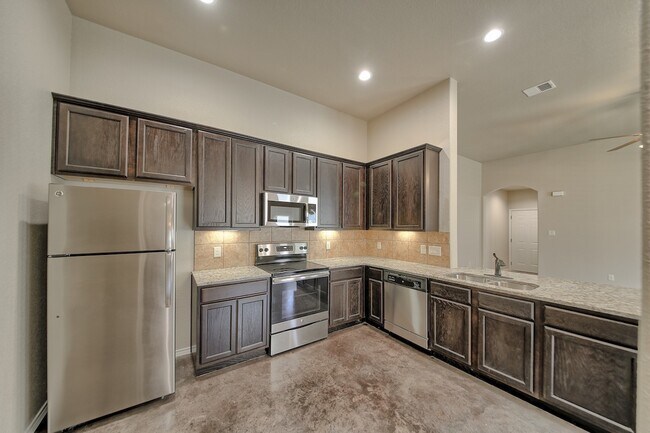 GORGEOUS 3 BEDROOM DUPLEX LOCATED IN BUDA,... - GORGEOUS 3 BEDROOM DUPLEX LOCATED IN BUDA,... Townhome