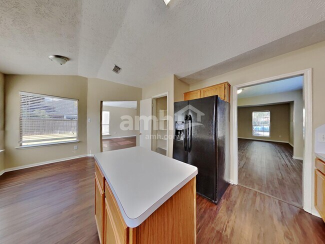 Photo - 2908 Cambridge Circus