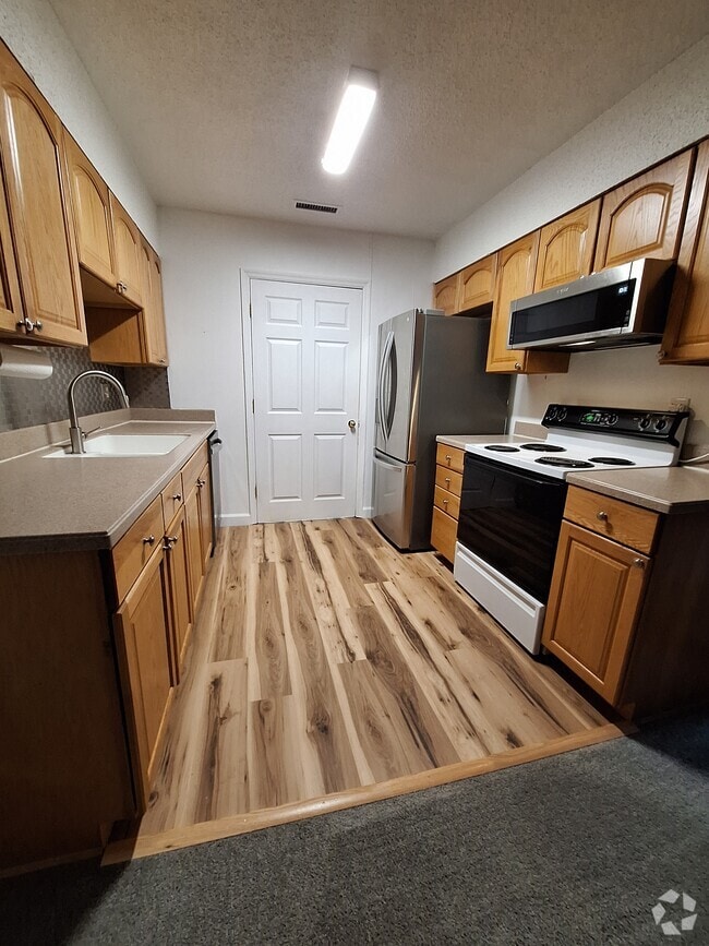 Building Photo - 1402 Camp Rd Unit 2E Rental