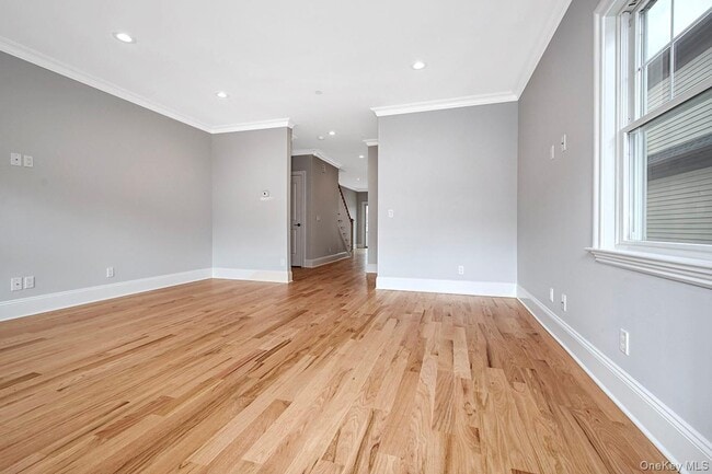 Photo - 113 Gainsborg Ave E