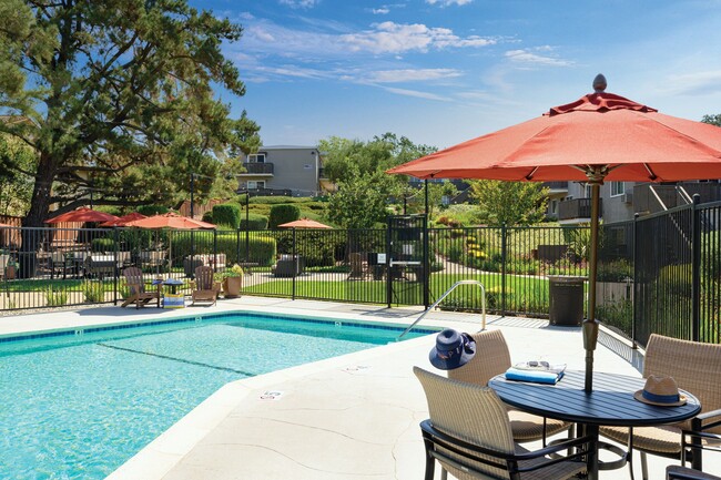 Patio junto a la piscina en los apartamentos Pleasanton Heights - Pleasanton Heights Apartamentos