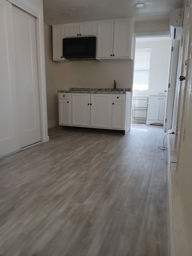 Armario y cocina - 1184 Wesley Ave Unidad Charming Back House