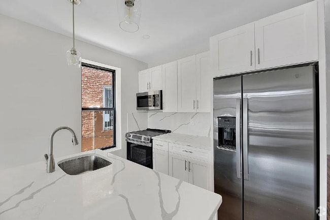 Building Photo - 694 Ashford St Rental