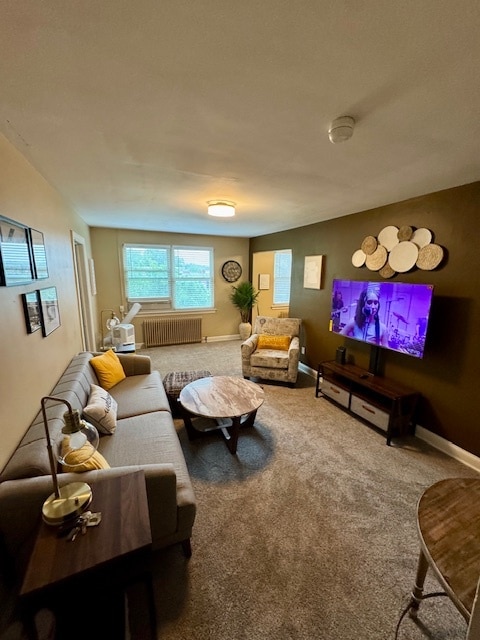 Sala de estar bien iluminada. - 3935 S St SE Unidad 304