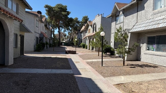 Photo - 2 BEDROOMS 1.5 BATHROOMS  TOWNHOUSE AVAILABLE FOR RENT !!!