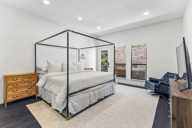 Extra Spacious Bedroom - 1404 Norwalk Ln Unit 204