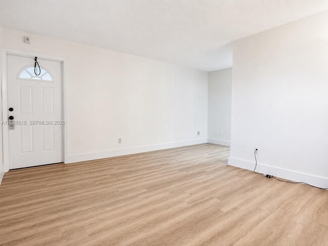 Building Photo - 421 NE 1st St Unit 221