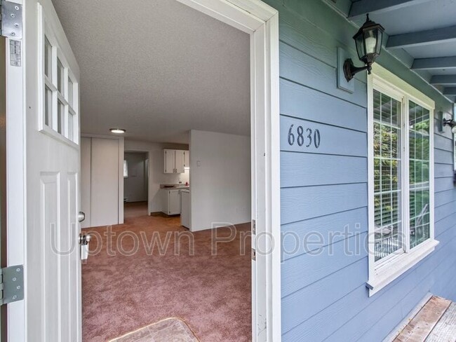 Building Photo - 6830 N Richmond Ave