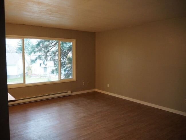 Photo - Updated, upstairs 2-bdrm/1-bath triplex apt—On-site w/d, off-street parking, near downtown St. Johns Unidad 9232