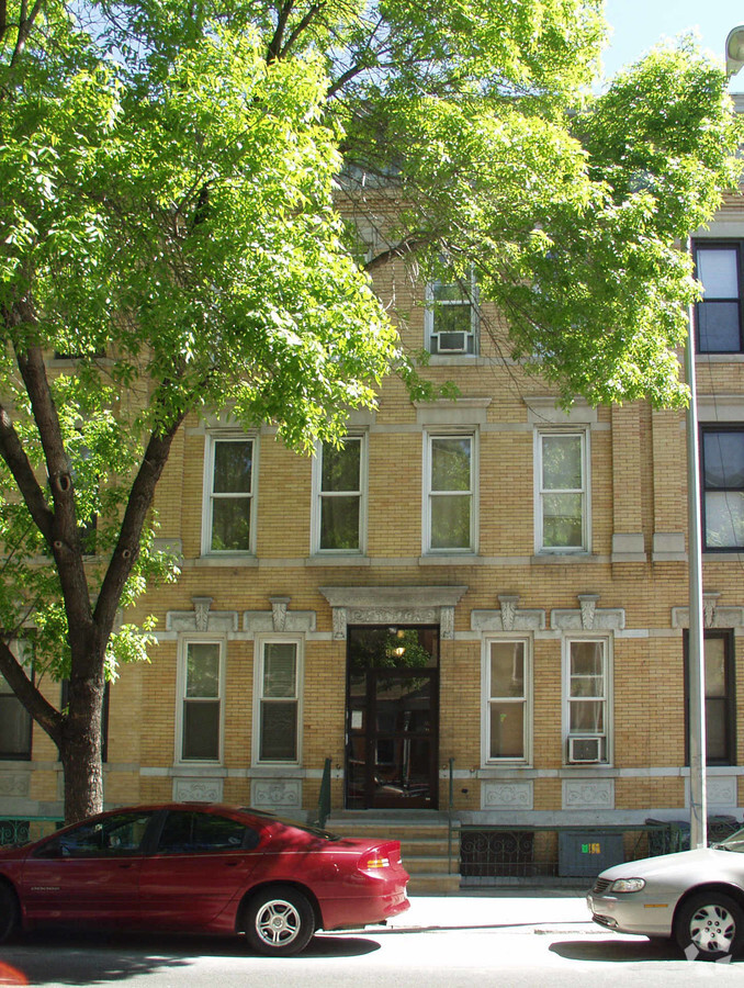 Photo - 961 Seneca Ave Apartments