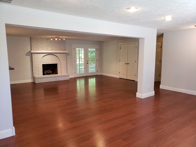 Photo - Granite Counter Tops w/ Open Floor Plan in...