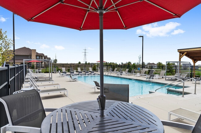 High Bluff Sparkling Outdoor Heated Pool - High Bluff Townhomes