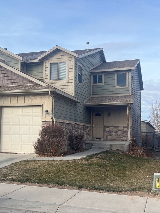 3 Bed 2.5 Bath Townhome in Vernal!! - 3 Bed 2.5 Bath Townhome in Vernal!!