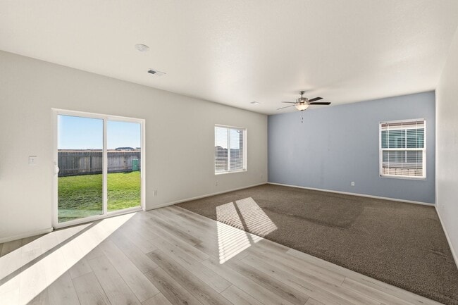 Photo - 3 Bedroom 2.5 Bathroom House With Great Vi...