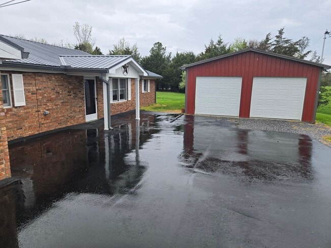 Photo - **Charming 3-Bed, 2-Bath Duplex Apartment with Spacious Garage and Large Back Porch**