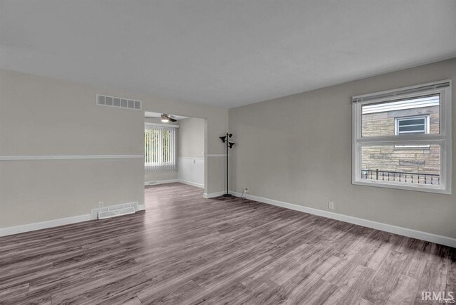 Photo - 522 W Green Rd