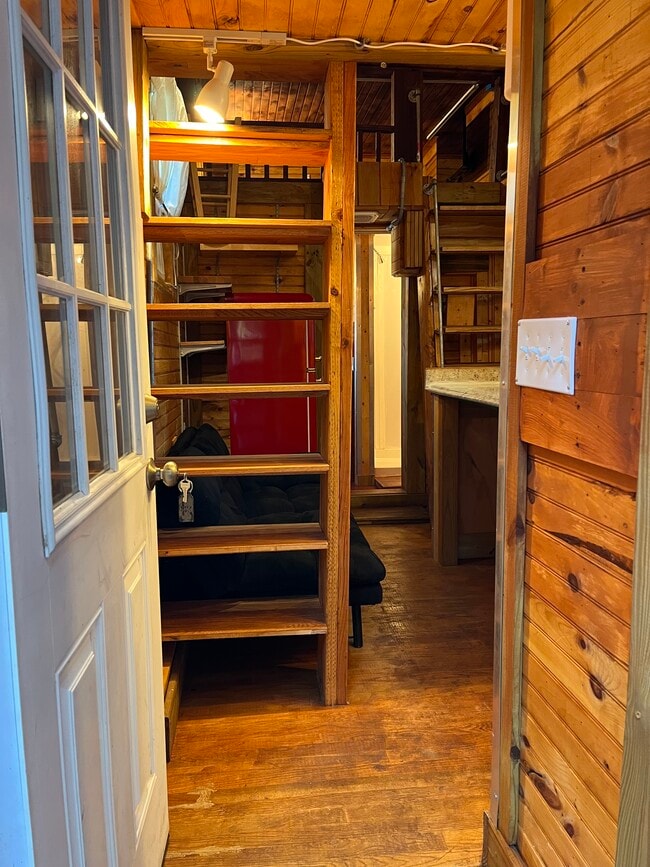 Photo - 142 Webster St NE Unidad Loft Bedrooms