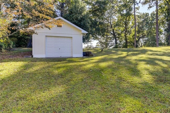 Photo - 2325 Elmwood Cir SE
