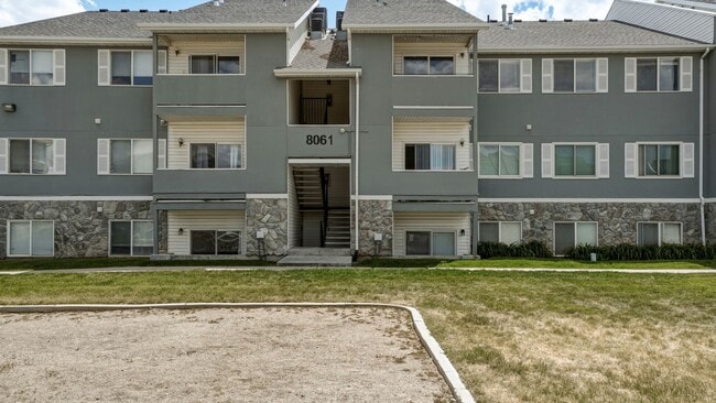 Building Photo - 3 Bedroom 2 Bath Unit in Magna!