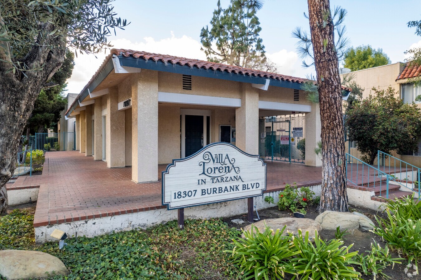 18307 Burbank Blvd - Villa Lorena Apartments
