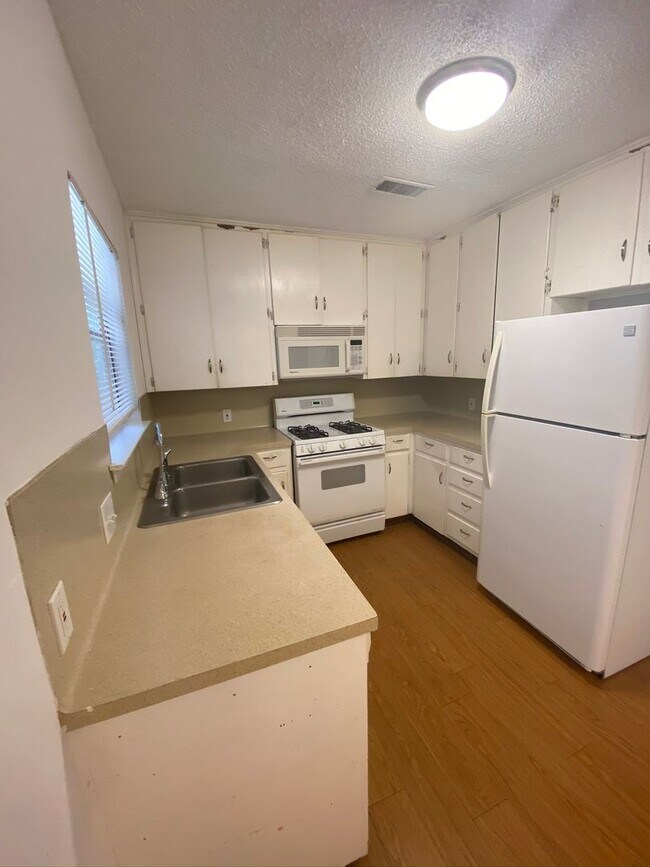 Photo - 3402 S Oak Dr Unidad B