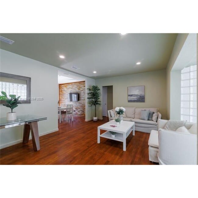 Photo - 250 NE 48th St