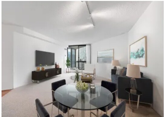 Photo - 728 N Dearborn St