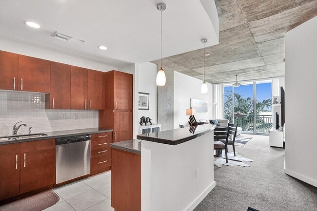 Photo - 300 S Australian Ave Unidad 327