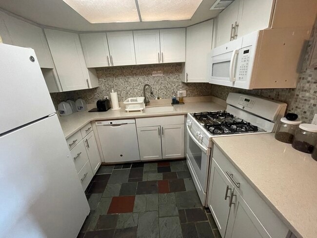 Building Photo - 44 Broadlawn Park Unit 18B
