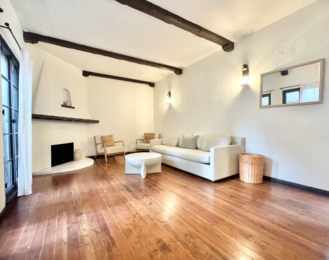 Building Photo - 2270 Beachwood Dr Unit 5 Rental