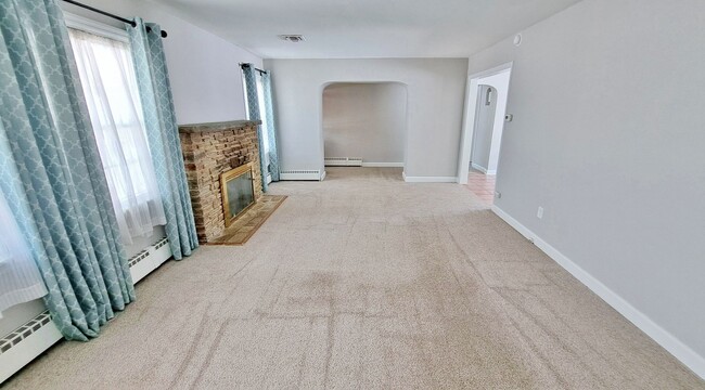 Photo - 3 Bed / 1-1/2 Bath Single Family Home w/2-car garage