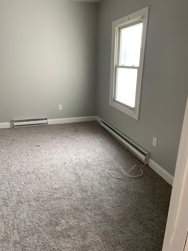 Living room - 639 E Main St Unit 1