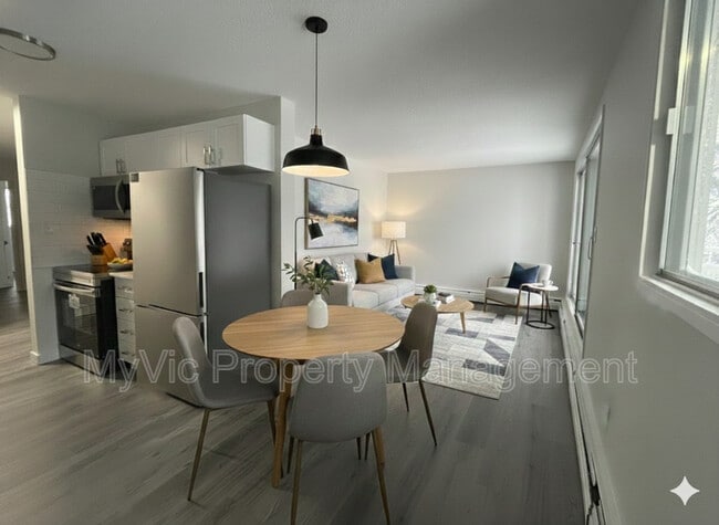 Building Photo - 9120-9149 149 St Unit Two Bed