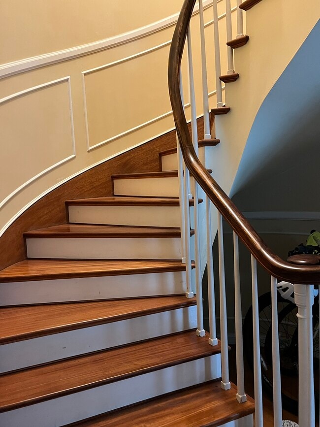 Escalera - 737 S Tremaine Ave