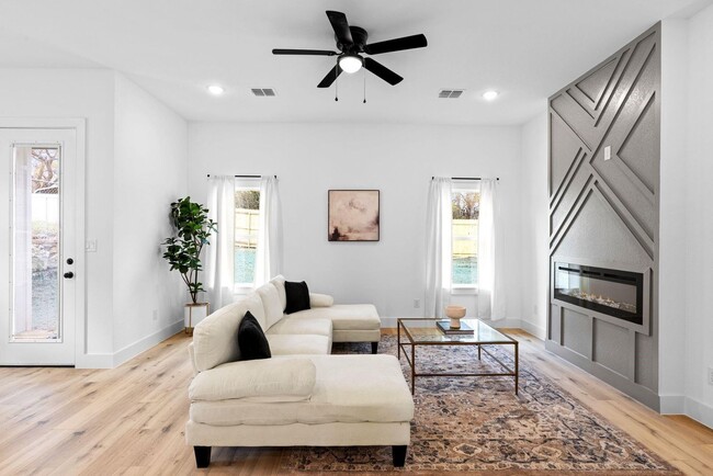 Photo - Practically New Craftsman Home in Central Ft Worth