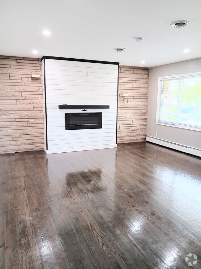 Building Photo - Beautifully Renovated, Modern 3 bedroom 2.... Rental