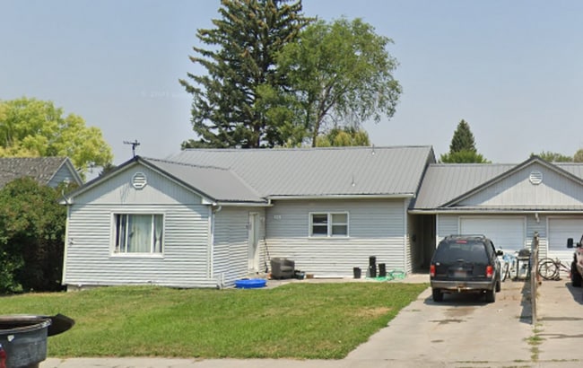 Building Photo - Newly Updated Modern 3 Bedroom, 1 Bathroom Apartment for Rent in Shelley with Garage! By Real Pro... Unit 347 Center