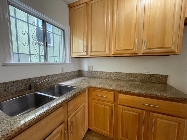 Photo - 1450 W 39th St