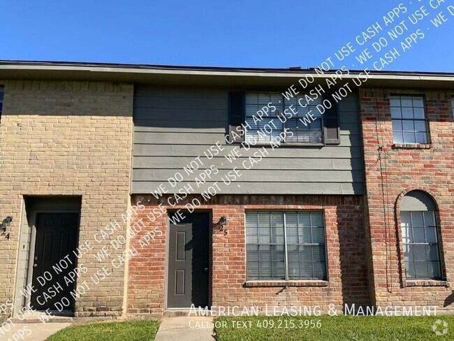 Building Photo - Spacious 2 Bedroom Townhome with Fireplace!